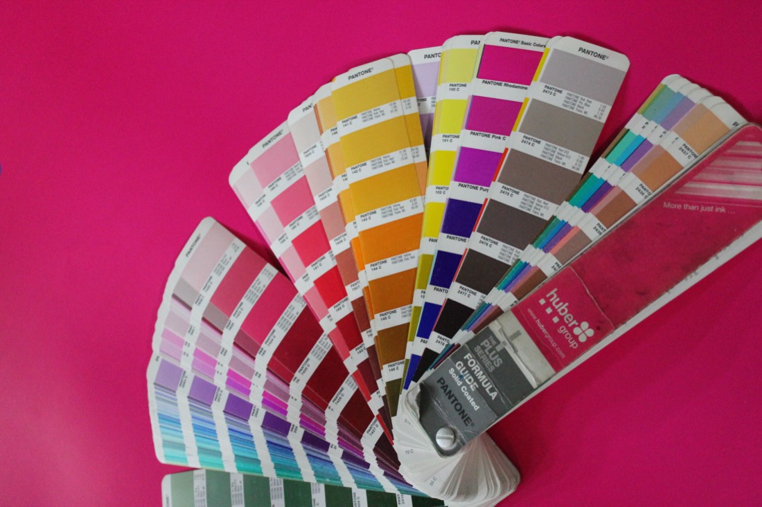 Guía de colores Pantone abierta en abanico