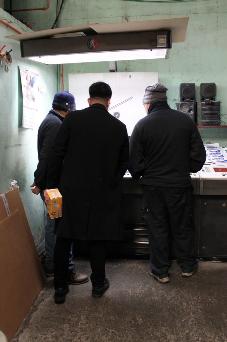 Equipo de Nibemar revisando pliegos impresos en la cabina de color