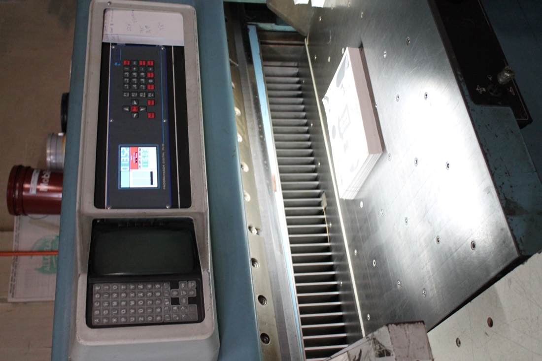 Guillotina programable cortando papel